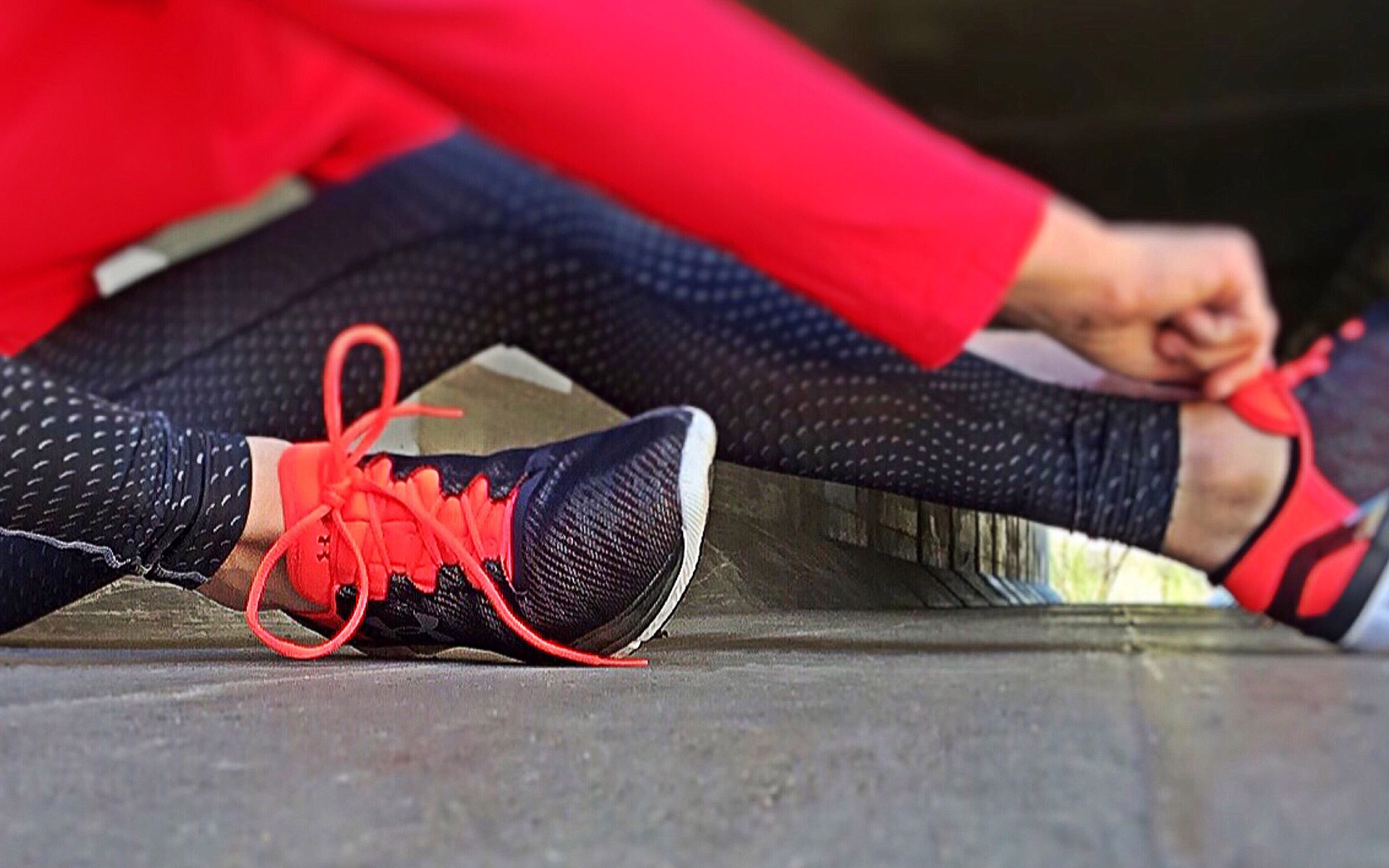 slider-fitness-und-ausdauer Sportler binden ihre Sportschuhe - Großaufnahme der Beine